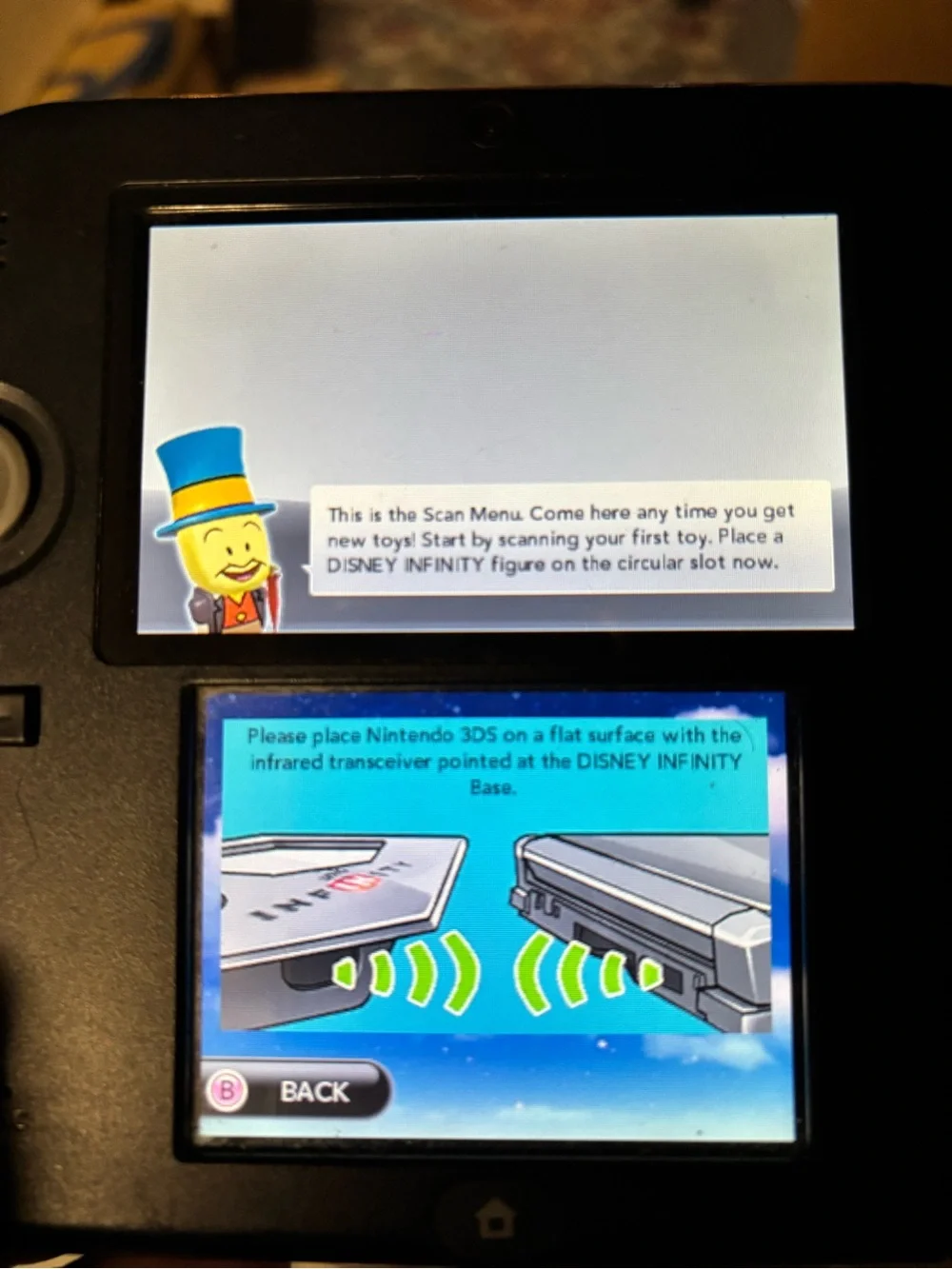 Nintendo 2DS Crimson Red edition. W/Games, Wipeout, Dr.Lautrec, charger, stylus
